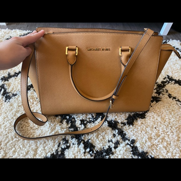Michael Kors Handbags - Michael Kors Selby Medium Bag